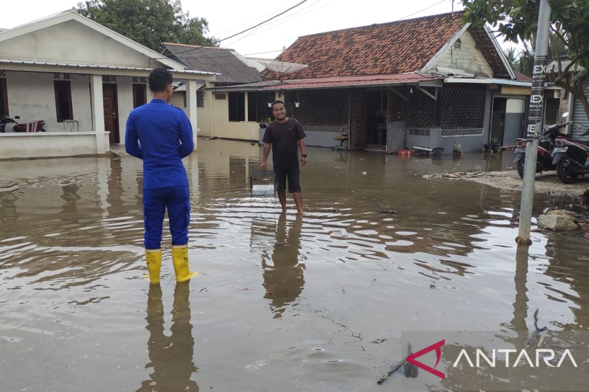 Satpolair Bangka Barat pantau pasang air laut antisipasi banjir