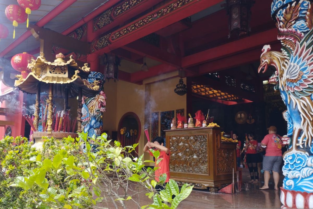 Warga padati Vihara Avalokitesvara Banten di tahun baru Imlek