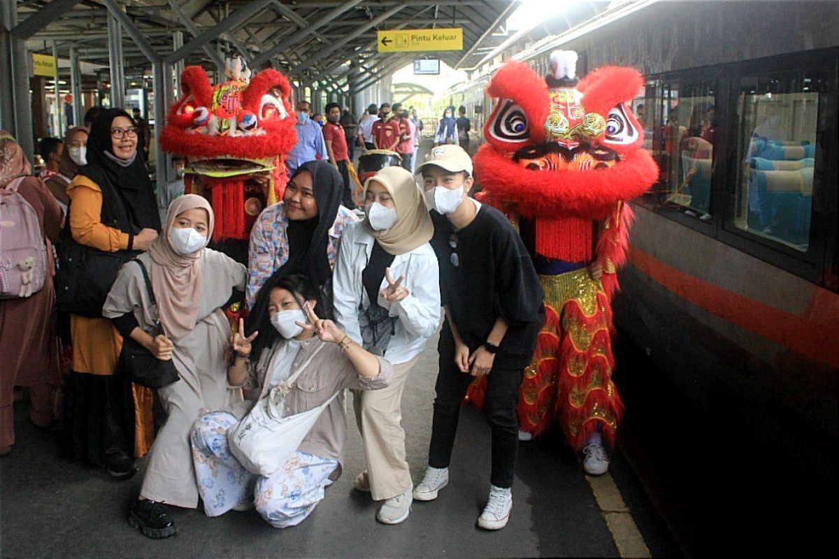 Imlek, Penumpang di Stasiun Gubeng dihibur Barongsai