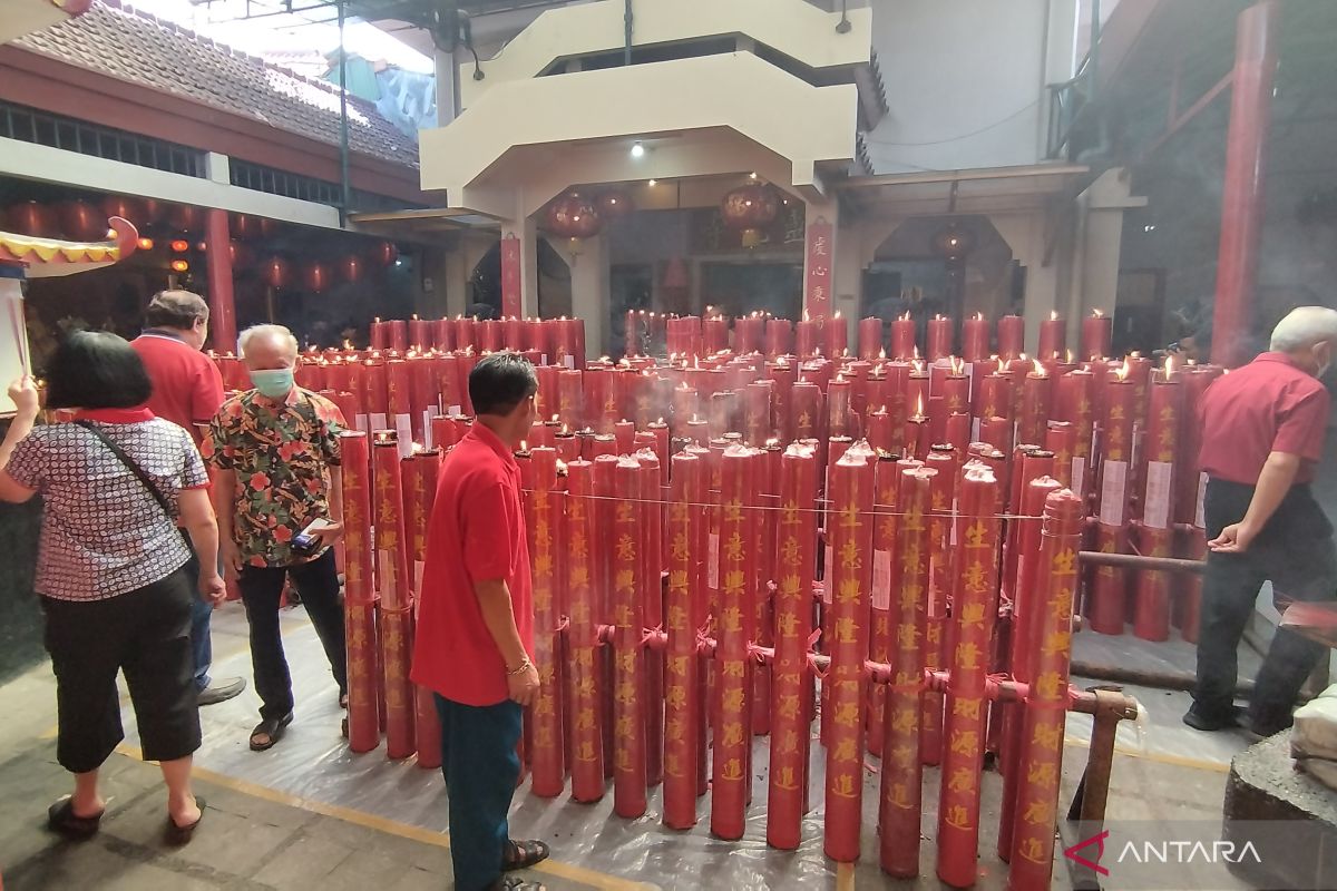 Lilin-lilin besar dinyalakan di vihara pada perayaan Imlek di Bandung