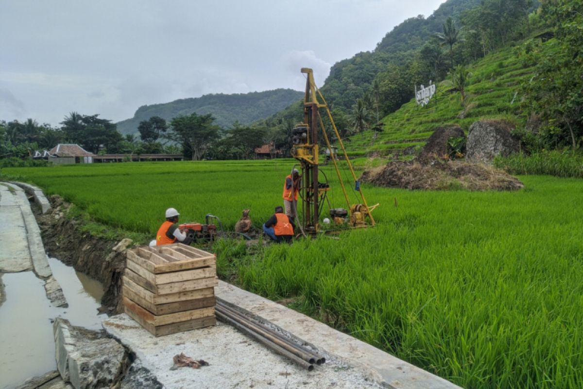 Peneliti UGM lakukan pengeboran tanah di jalan ambles Sriharjo