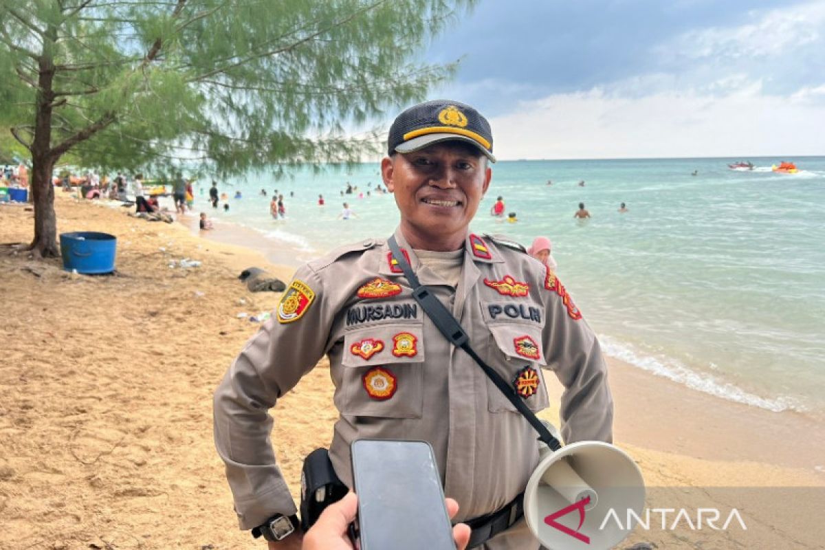 Polisi patroli di Pantai Toronipa pastikan keamanan libur Imlek 2023