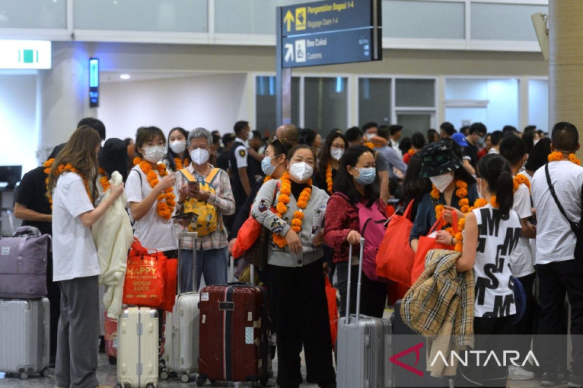Sebanyak 210 penumpang pesawat asal Tiongkok tiba di Bali