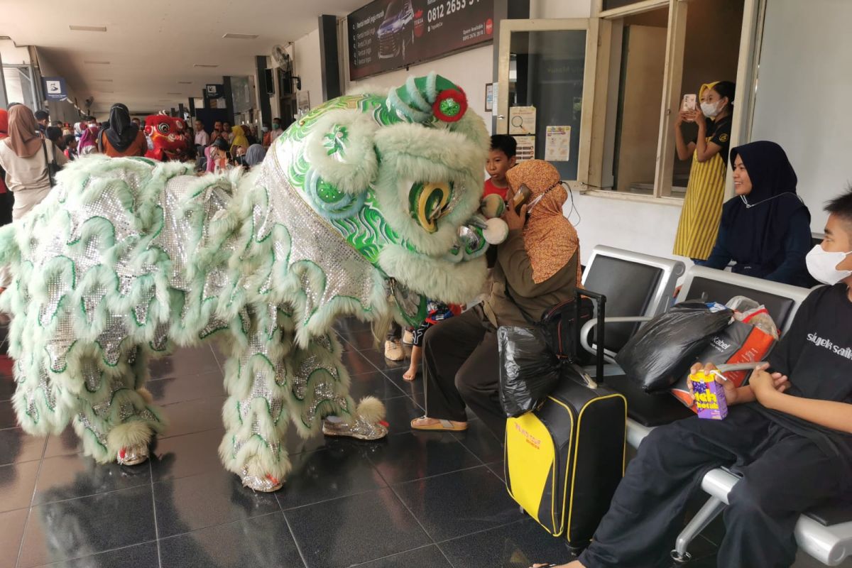 Hibur penumpang, Daop 7 hadirkan hiburan Barongsai di Stasiun Madiun