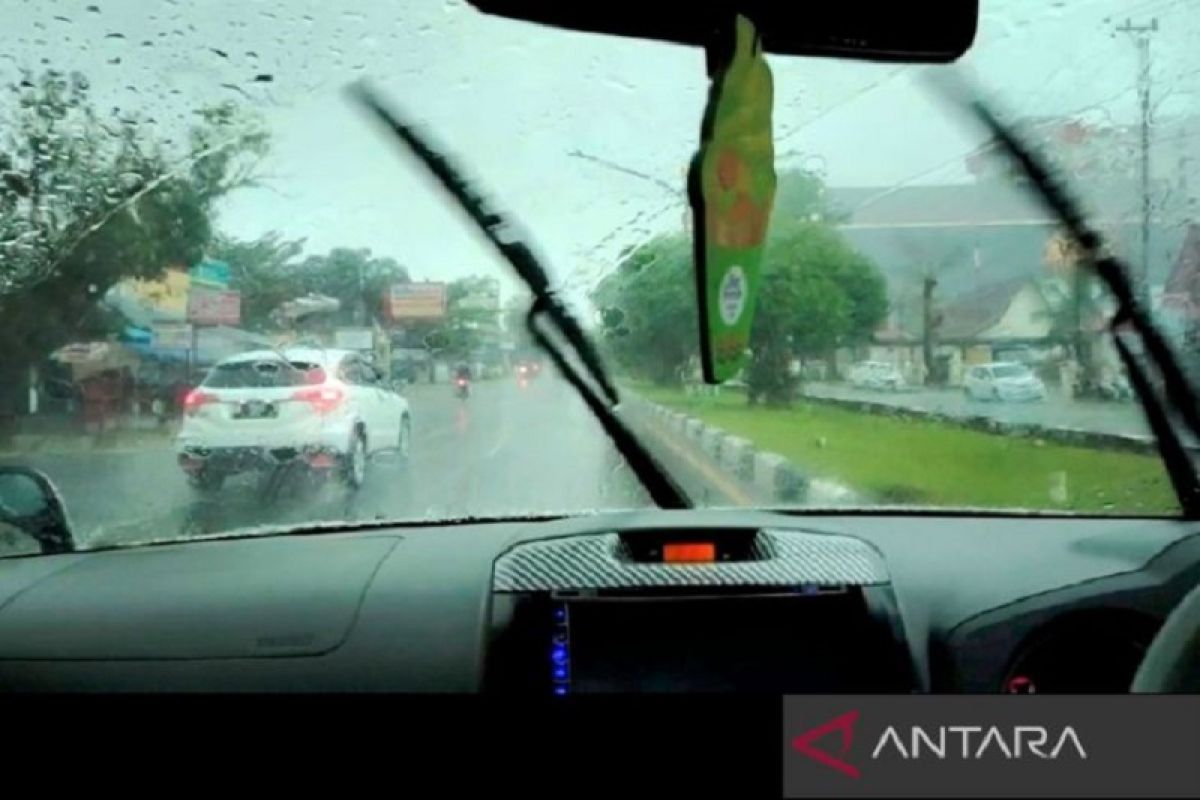 Hujan lebat disertai angin kencang juga berpotensi landa Lampung