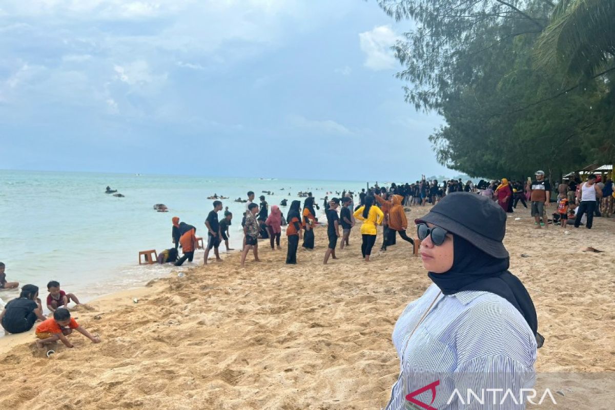 Pantai Toronipa di Konawe dipadati pengunjung saat libur Imlek 2023