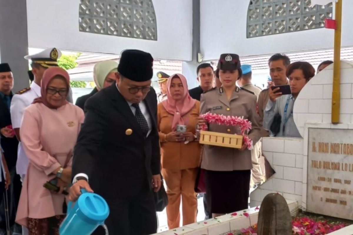 Pemprov Gorontalo ziarah ke makam Pahlawan Nani Wartabone