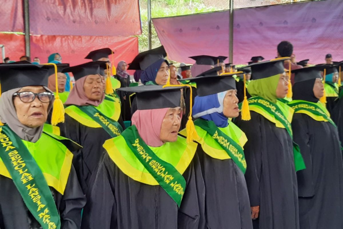 Wisuda sekolah, kata BKKBN, wujudkan lansia tangguh