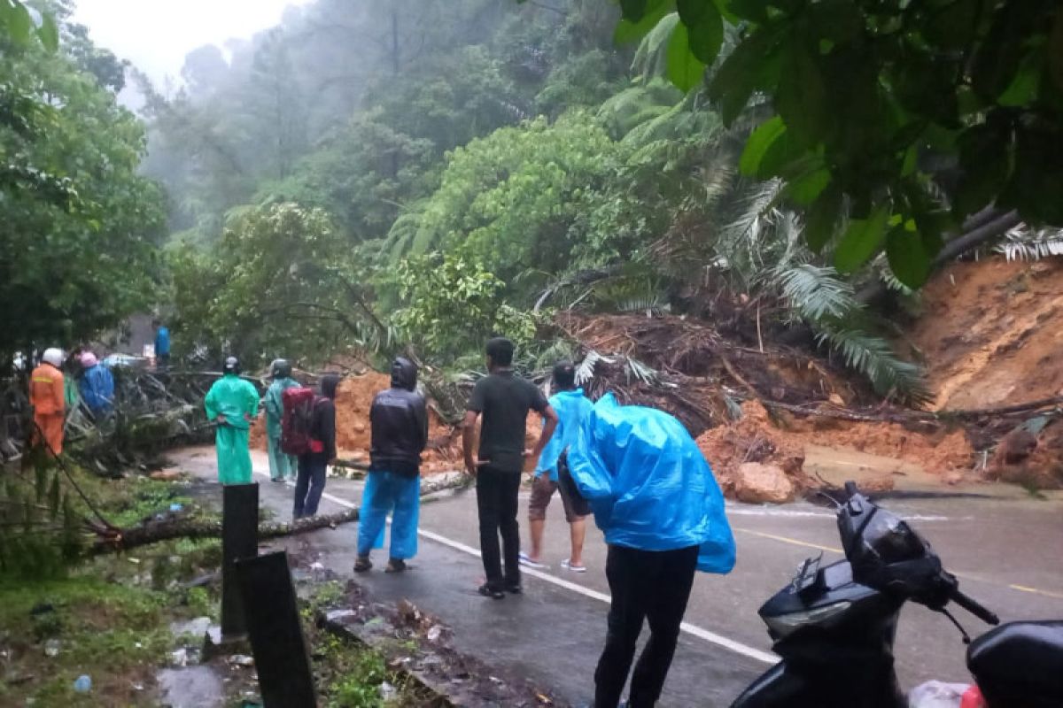 Arus lalu lintas Kota Padang-Solok telah dibuka kembali pascalongsor