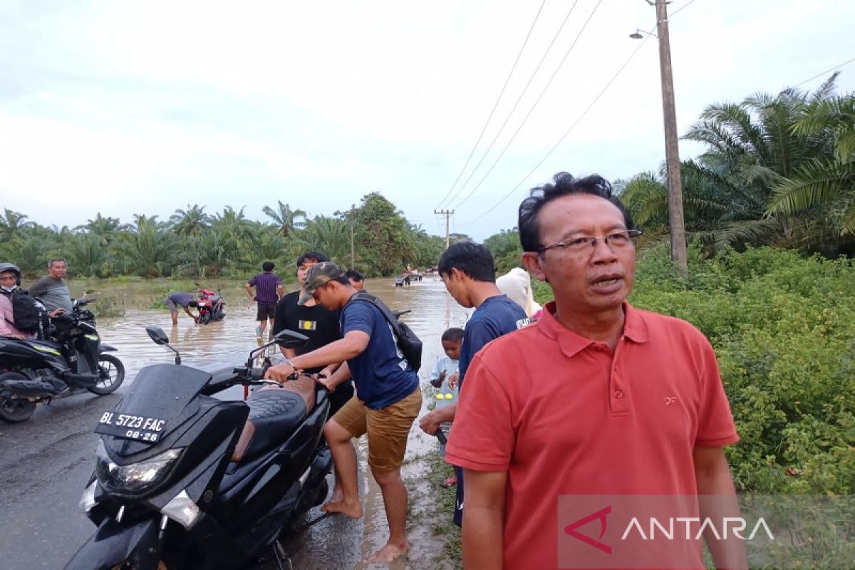 BPBD Aceh Tamiang kirim dua unit excavator tutup tanggul pecah