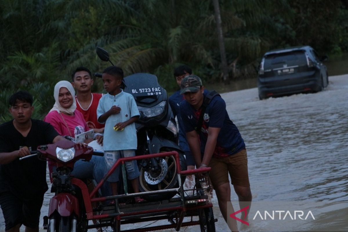 Jalan utama Kecamatan Seruway, Aceh Tamiang putus total akibat banjir