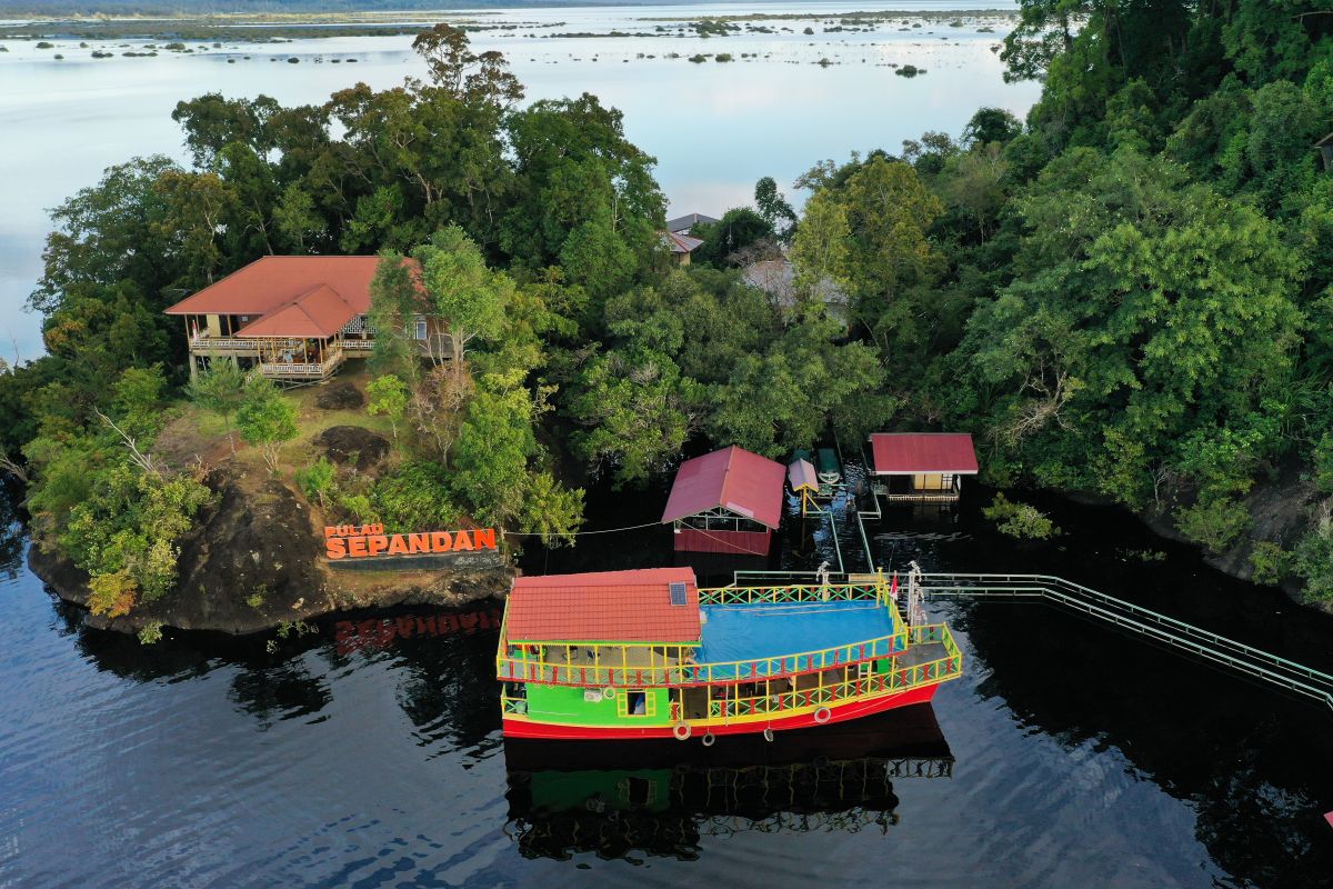 Danau Sentarum Kapuas Hulu dipadati wisatawan saat Imlek