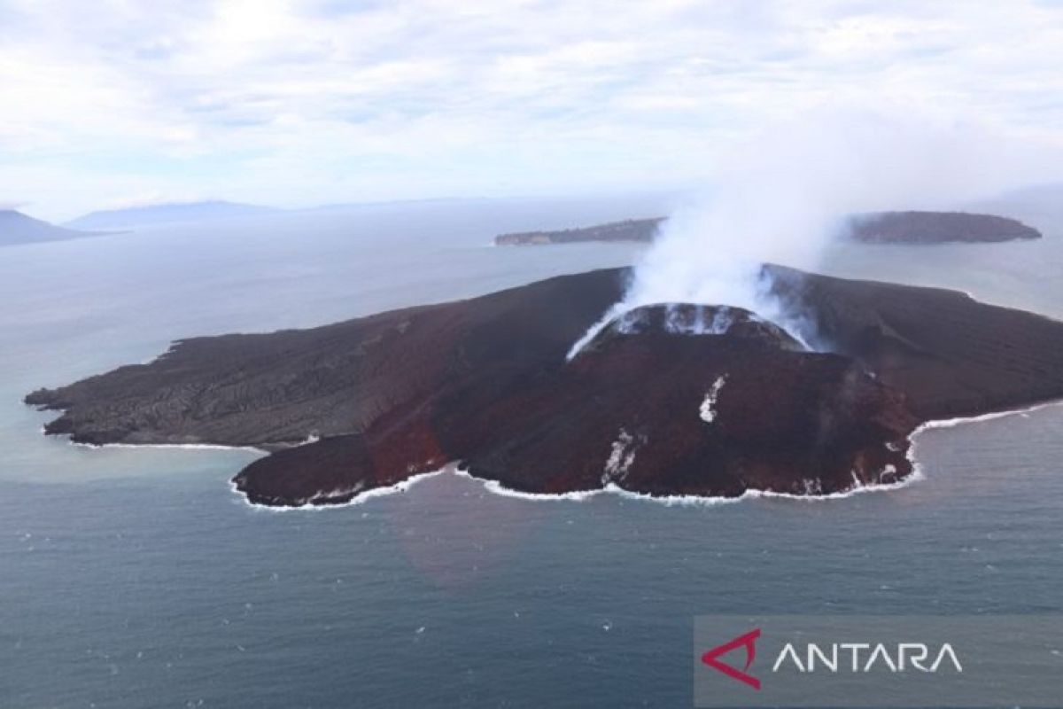 Tinggi asap Gunung Anak Krakatau capai 200 meter di puncak kawah