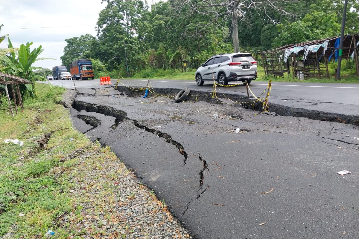 Jalan lintas Banda Aceh-Medan KM 81 ambles akibat curah hujan tinggi