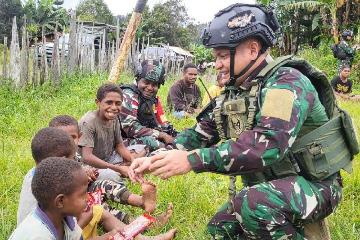 Prajurit TNI berikan "trauma healing" masyarakat di Kampung Tulo Pegubin