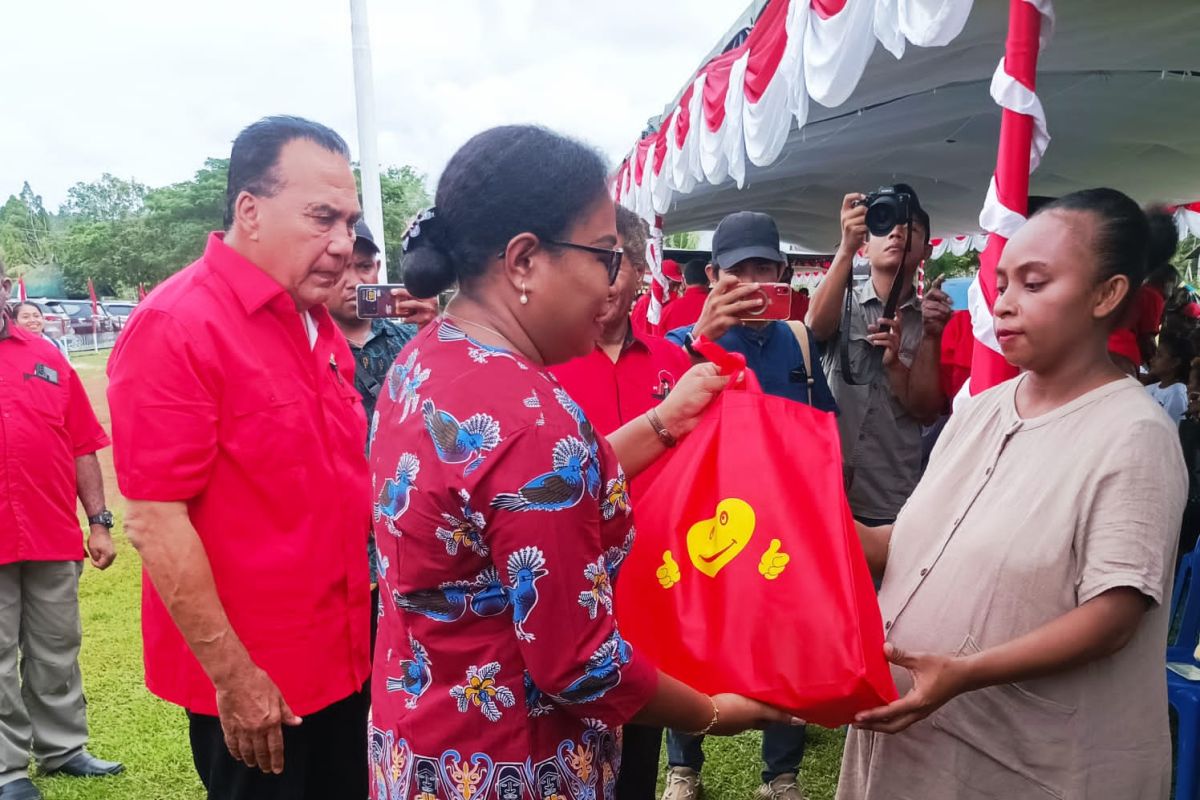 Ibu hamil dan anak di Biak dapat makanan sehat