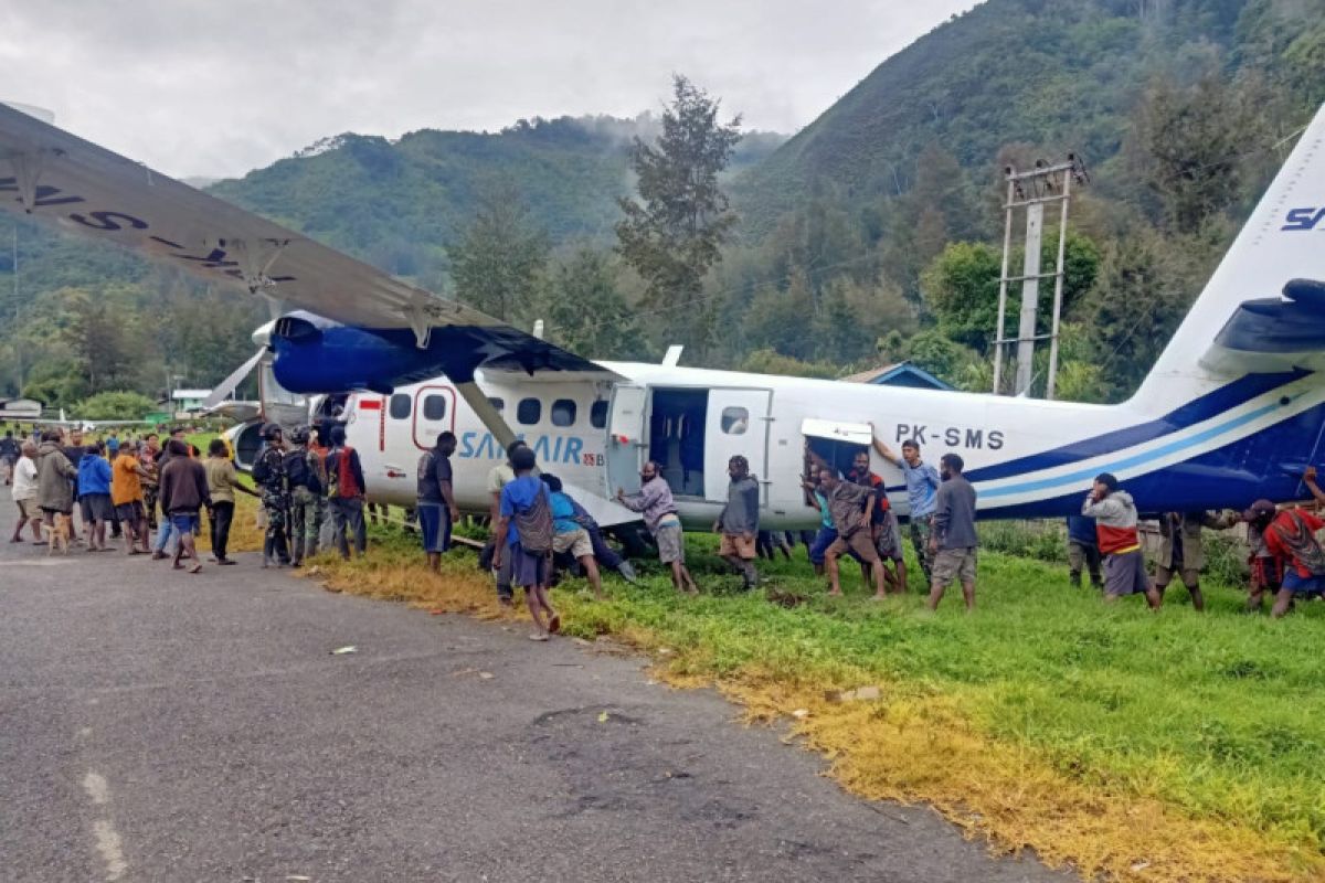 Pesawat SAM Air tergelincir di Bandara Pattimura