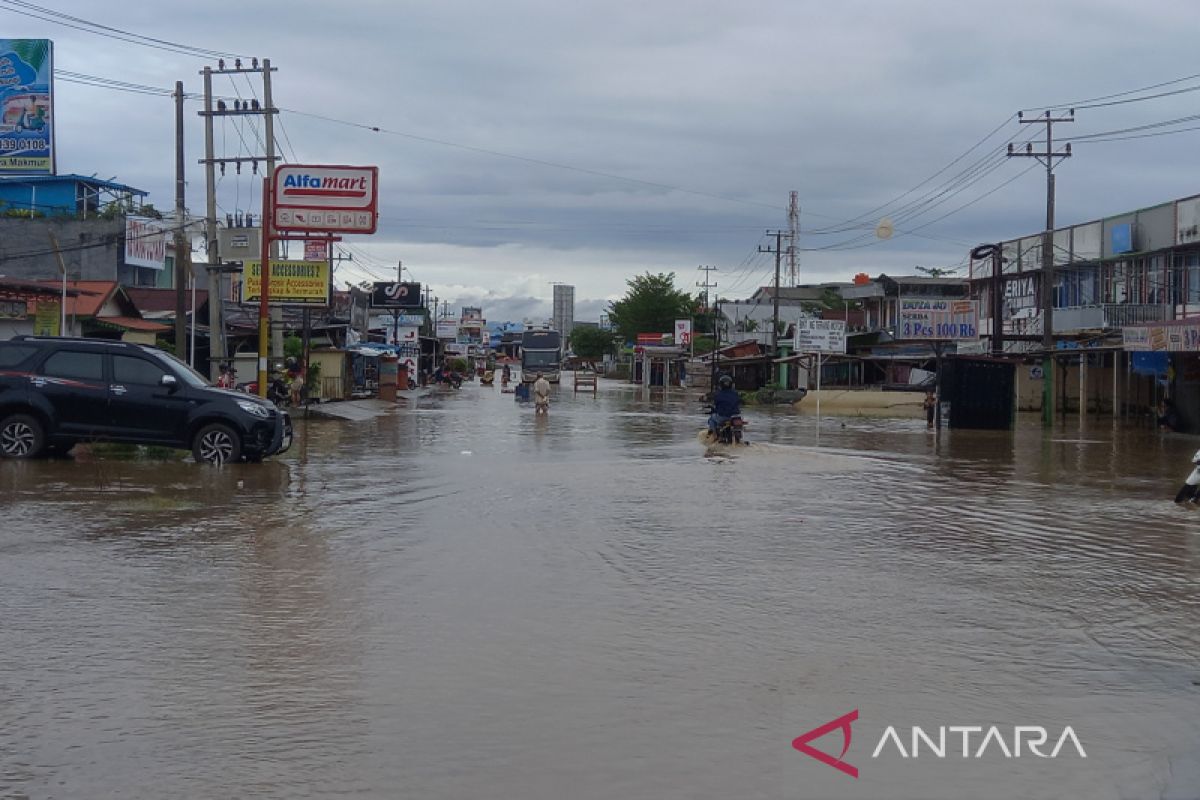 Polisi tutup sementara sejumlah ruas jalan Kota Bengkulu akibat banjir