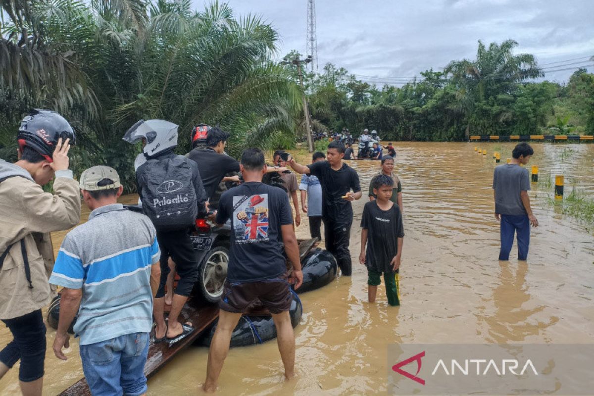 Bengkulu distributes food aid to flood-affected residents