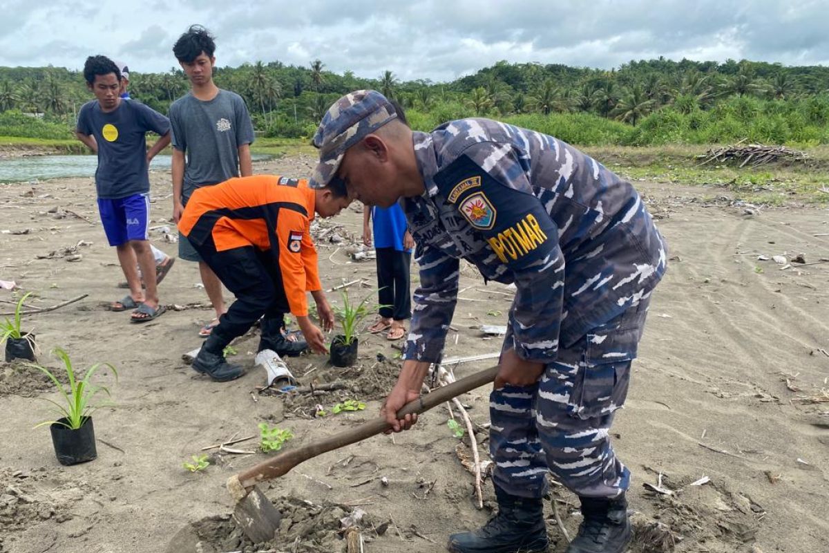 GMLS tanam 2.450 pandan laut di Pantai Cimangpang