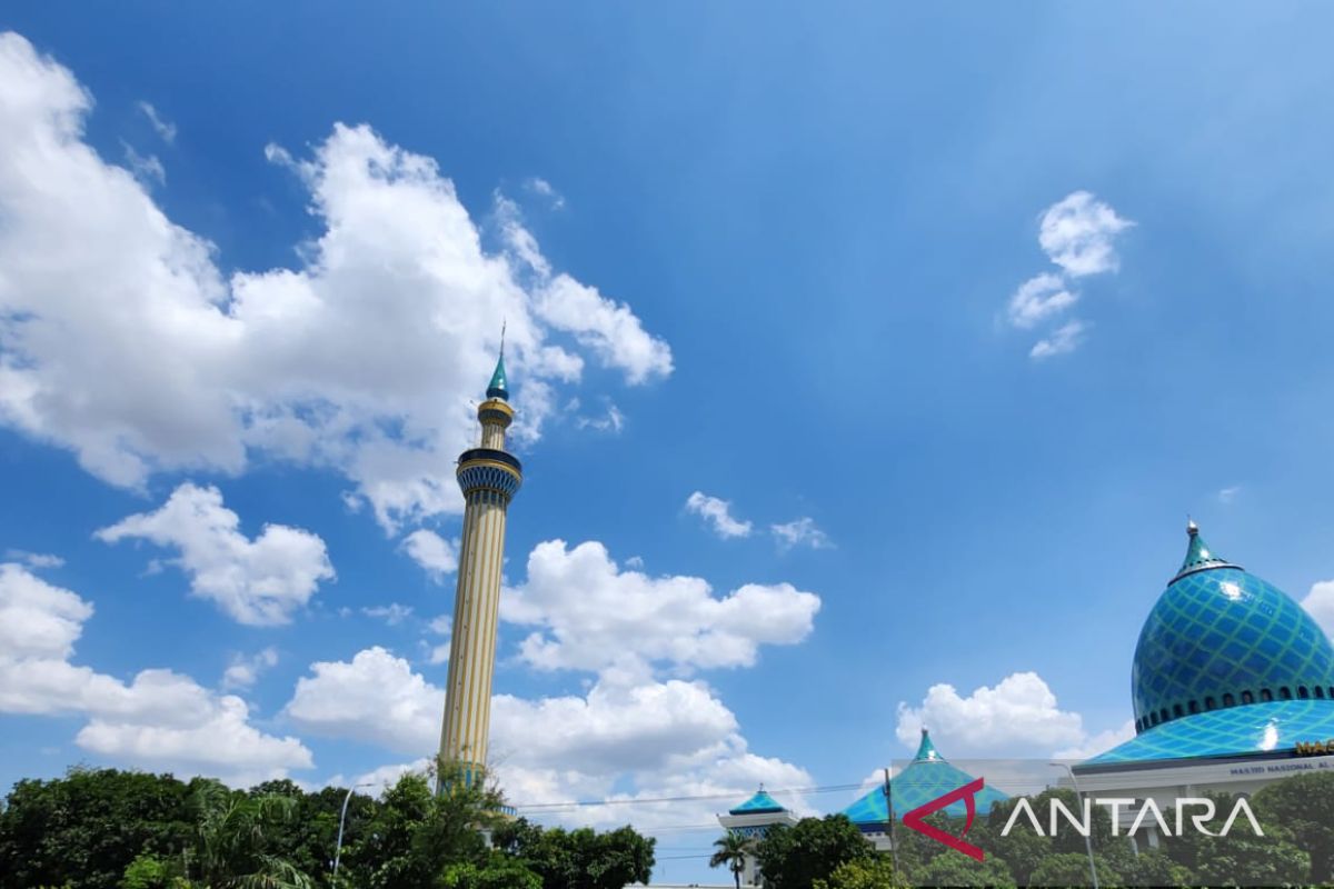 Surabaya diprakirakan berawan siang ini, tapi malam hujan