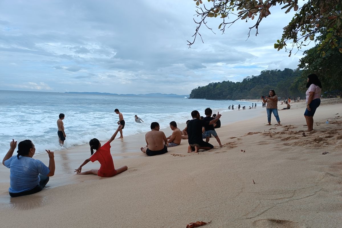 Warga pilih liburan ke pantai isi cuti bersama Imlek