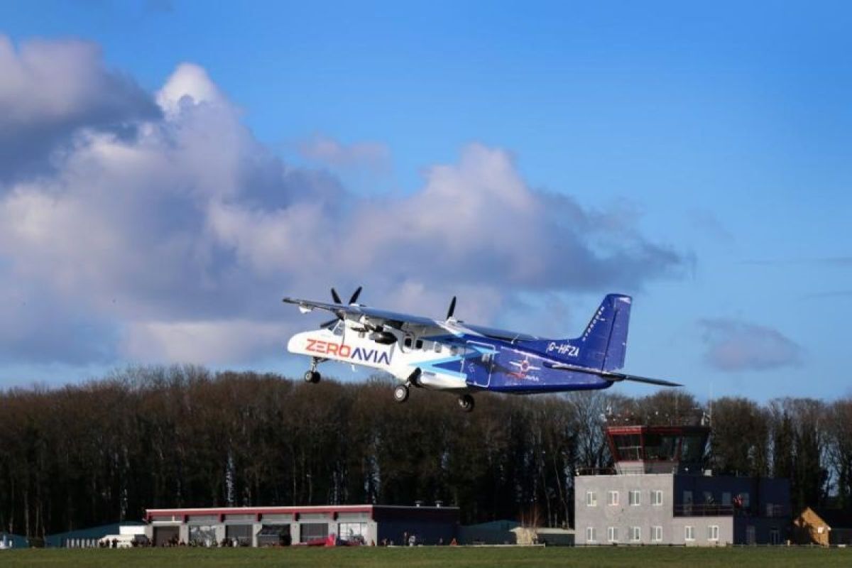 Sebuah pesawat hidrogen-listrik berhasil uji coba terbang di Inggris