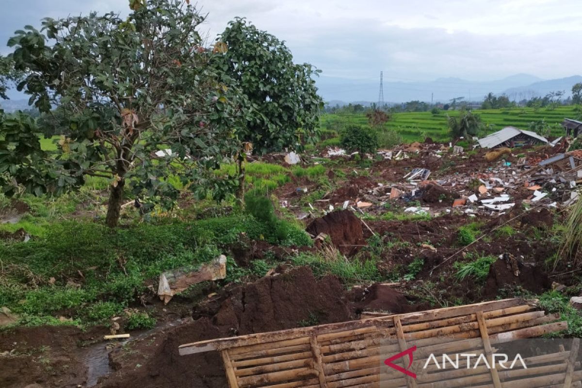 Warga korban gempa di Cianjur tetap bisa garap lahan pertanian