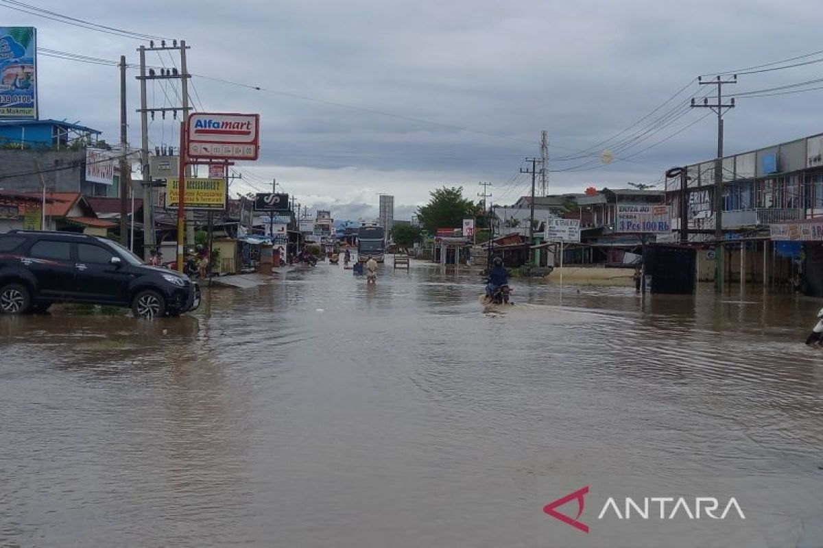 Polresta Bengkulu tutup sementara dua ruas jalan akibat banjir