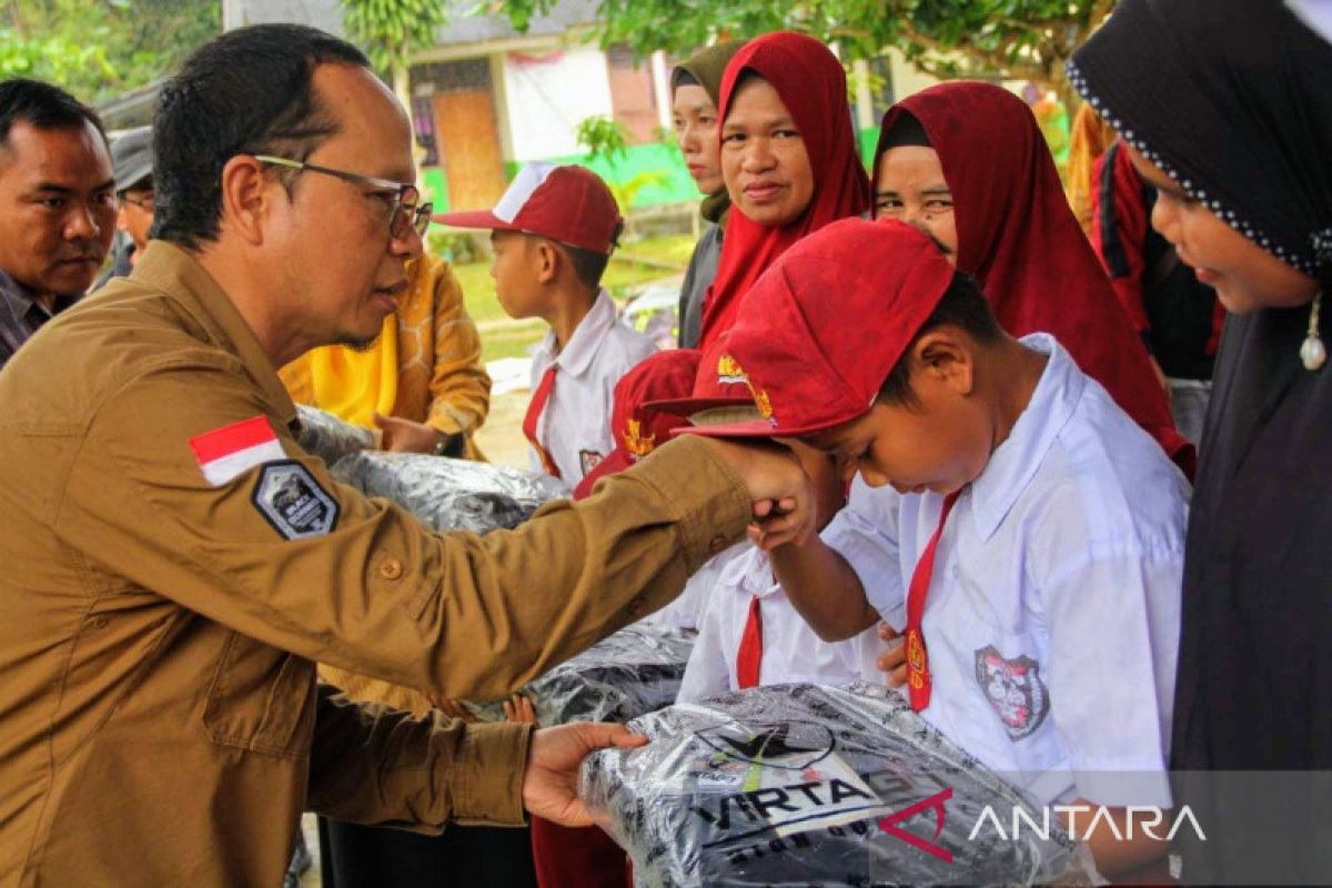 Bangka Tengah salurkan bantuan perlengkapan sekolah