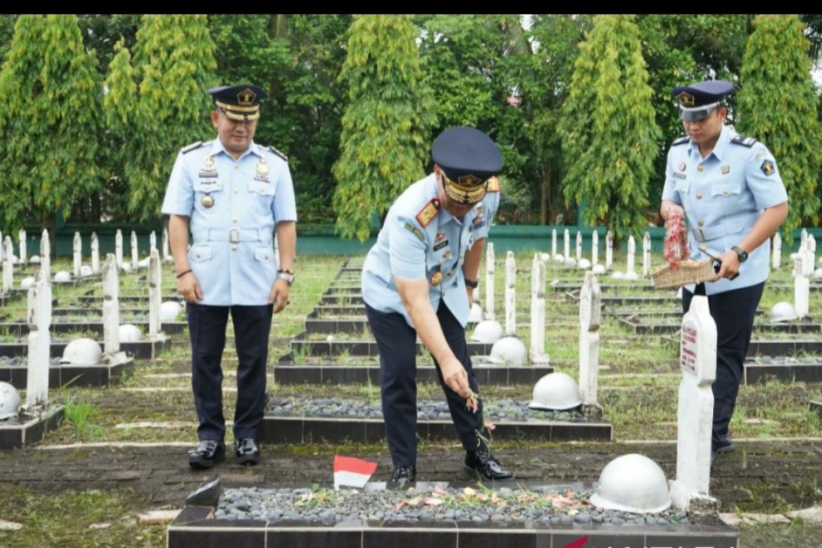 Kemenkumham Sumseltabur bunga di TMP Palembang sambut Hari Imigrasi