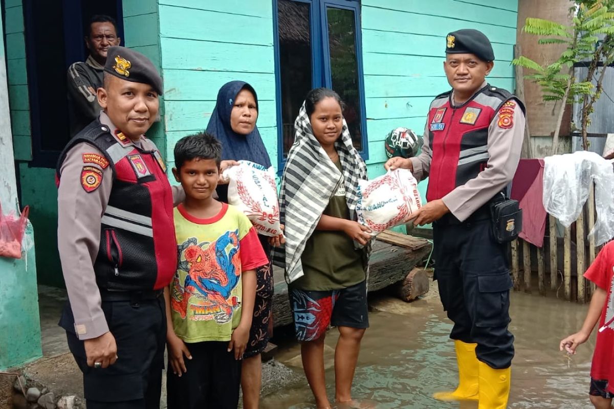 Saat patroli pascabanjir, Polres Pidie bagikan sembako