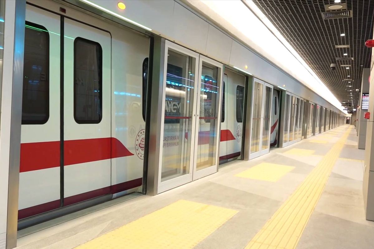 Kereta buatan China mulai beroperasi di jalur metro baru Istanbul