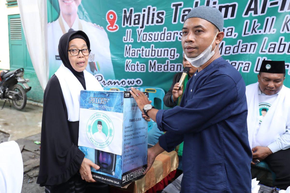 Tuan Guru Dukung Ganjar serahkan bantuan kepada Majelis Taklim Al Ikhlas Medan
