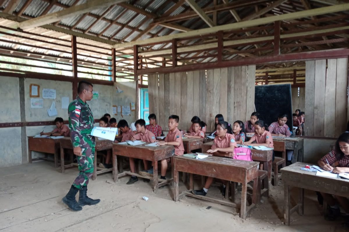 TNI bantu mengajar di sekolah daerah perbatasan Indonesia-Malaysia