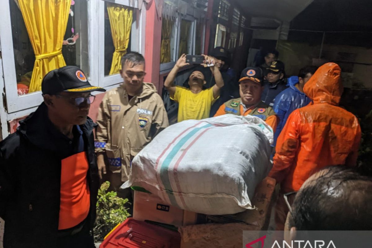 Dua orang tewas diterjang banjir dan longsor di Padang