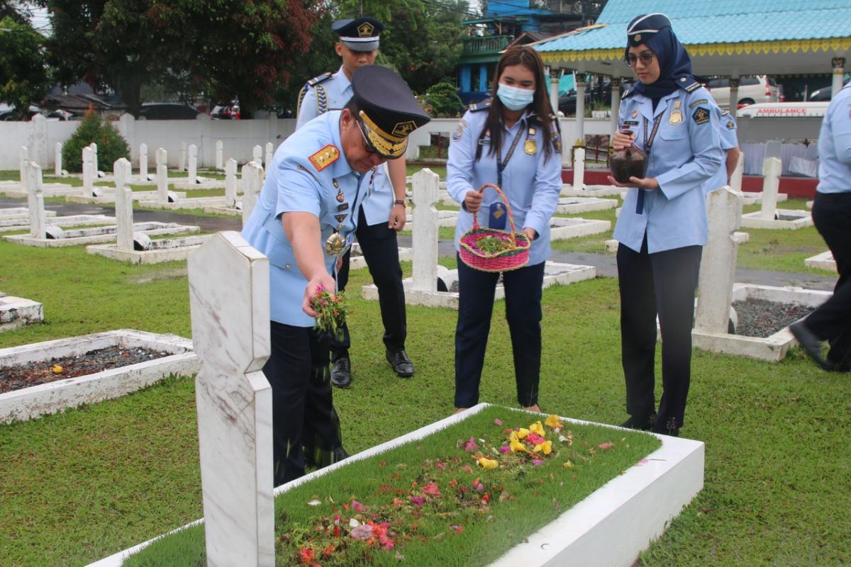 Kemenkumham Kepri menggelar tabur bunga peringati Hari Bhakti Imigrasi