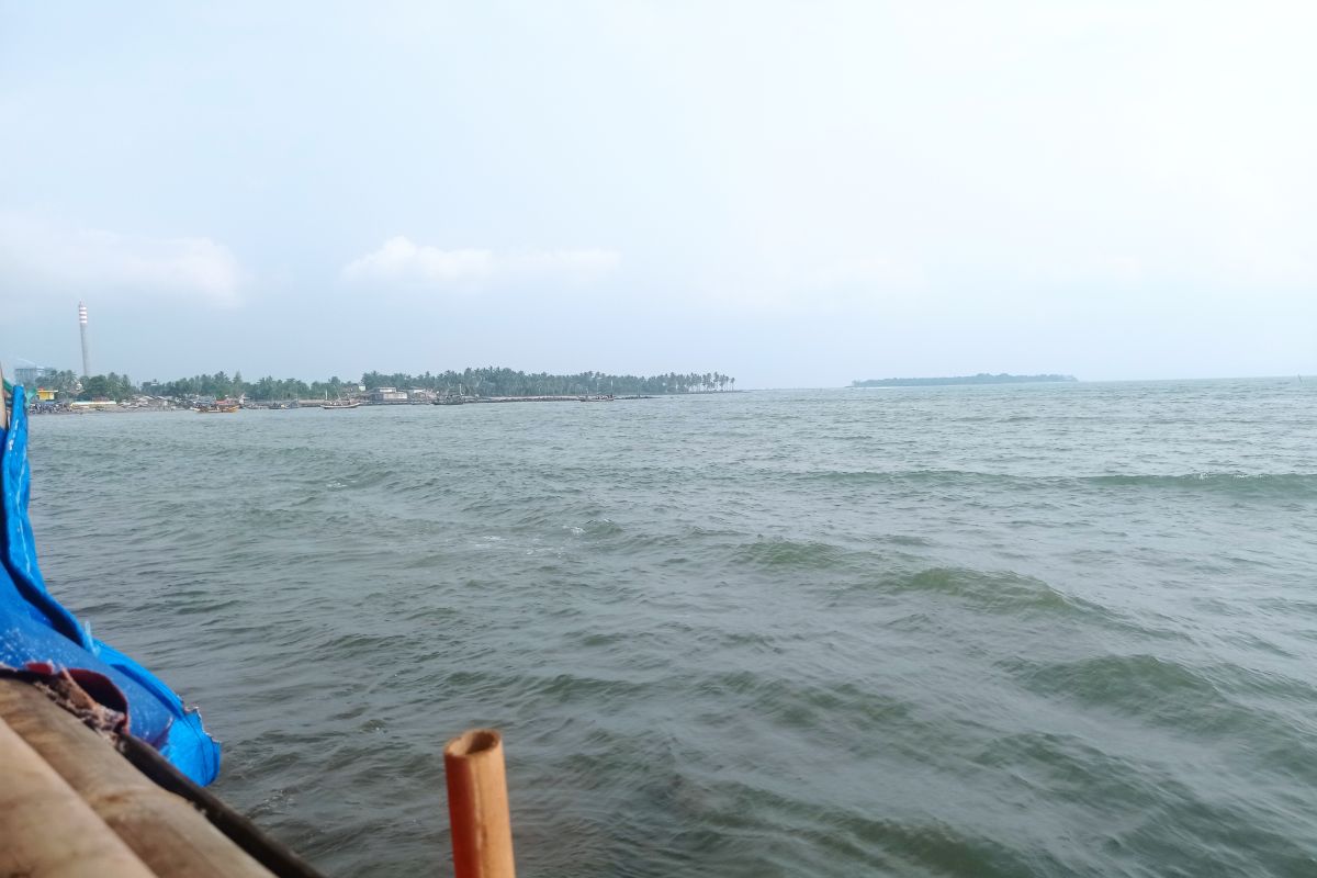 Tinggi asap Gunung Anak Krakatau di Selat Sunda, capai 150 meter di atas puncak kawah