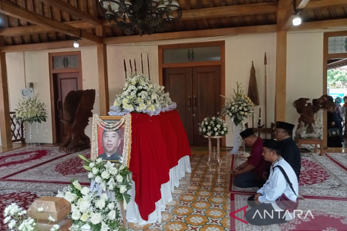 Coffin of late ambassador Muhammad Prakosa buried in Yogyakarta