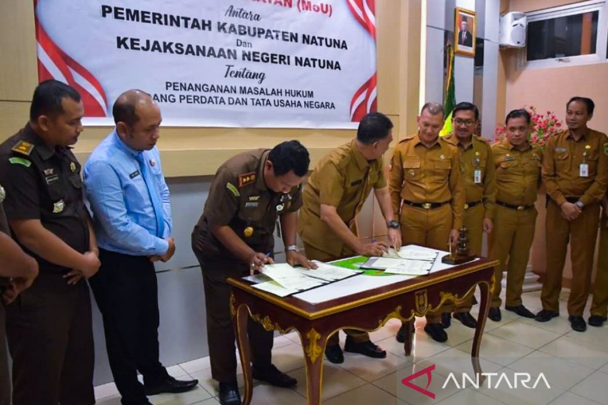 Bupati Natuna tandatangani kerja sama terkait hukum bersama Kejari