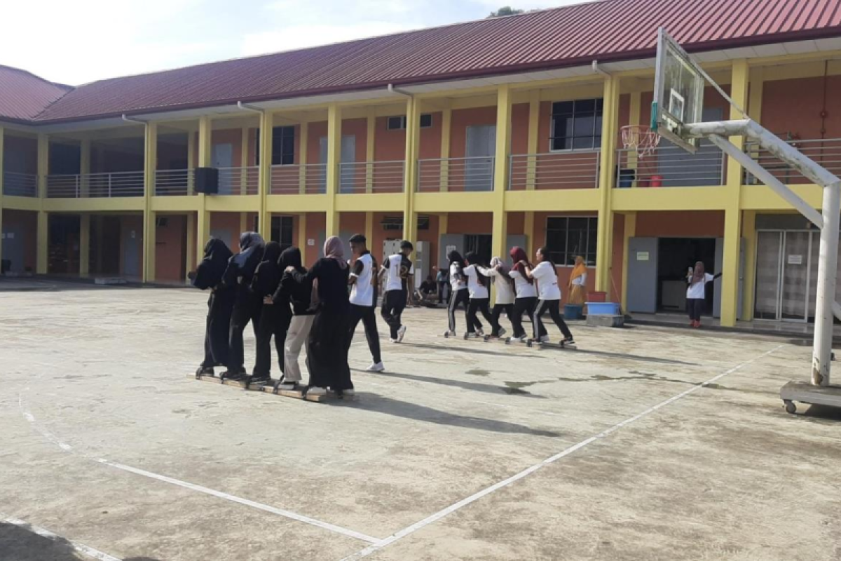 Ratusan guru di Malaysia bertanding permainan tradisional Indonesia