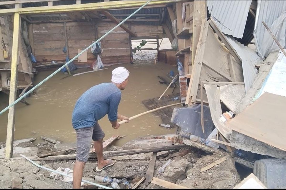 Bangunan ruko di Pidie amblas ke sungai akibat banjir