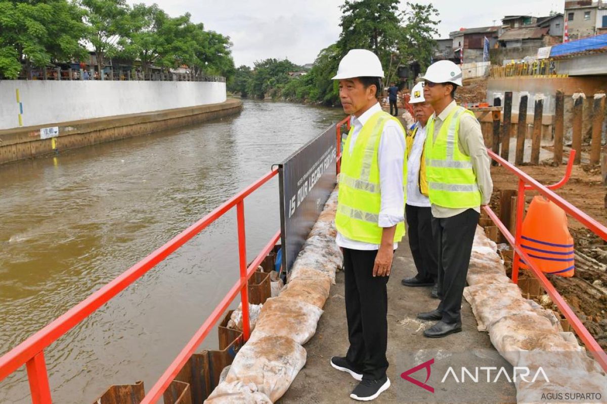 Presiden Jokowi minta DKI Jakarta konsisten kurangi banjir ldengan normalisasi sungai