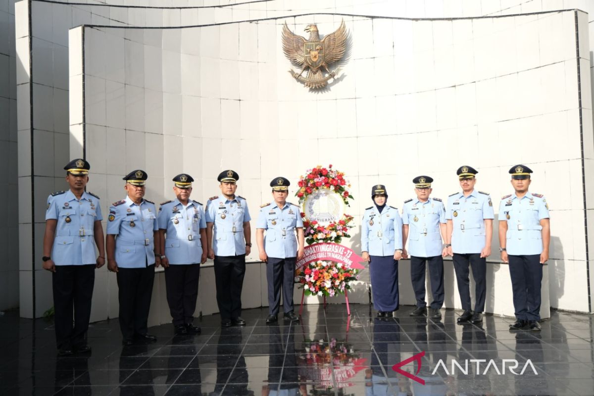 Peringati Hari Bhakti Imigrasi Ke-73, Kakanwil Kemenkumham Babel pimpin upacara tabur bunga di TMP Pawitralaya