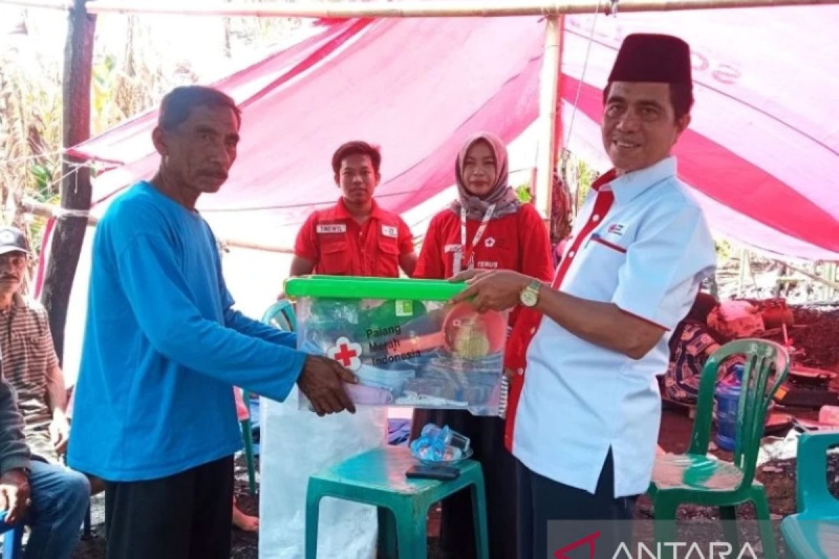 PMI Selayar serahkan bantuan logistik guna meringankan beban korban kebakaran