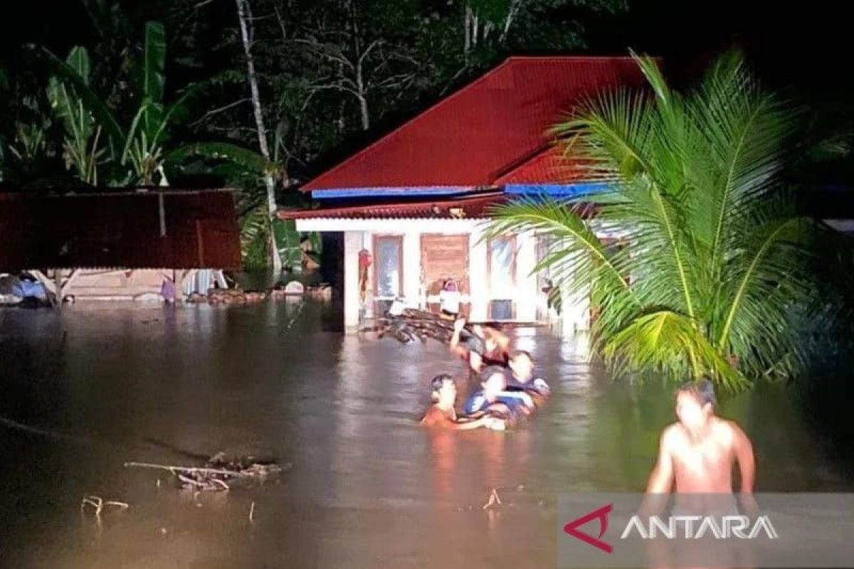 17 rumah terendam banjir di Agam, Sumbar satu kepala keluarga dievakuasi