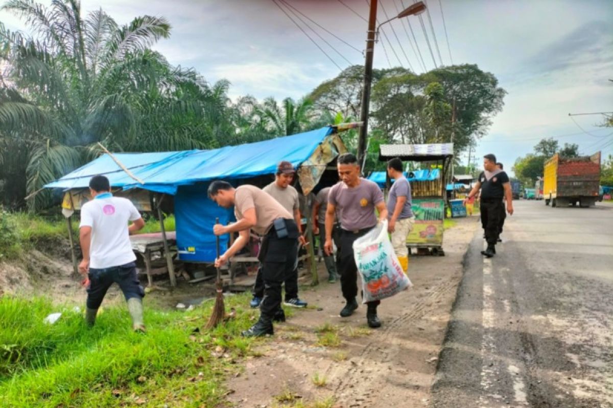 Polsek Tebing Tinggi dan karyawan PTPN III Rambutan Kurve bersama persiapan F1H2O