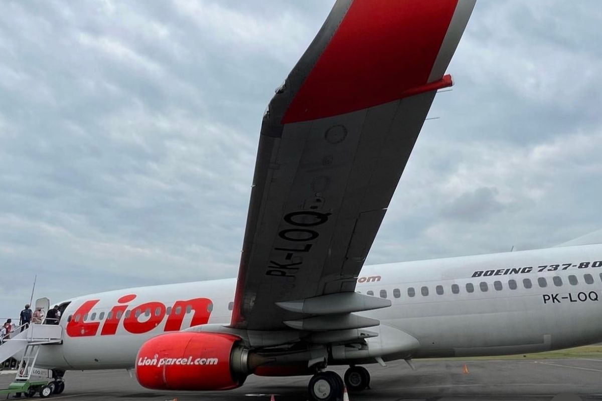 Sayap pesawat Lion Air menabrak atap garbarata Bandara Mopah