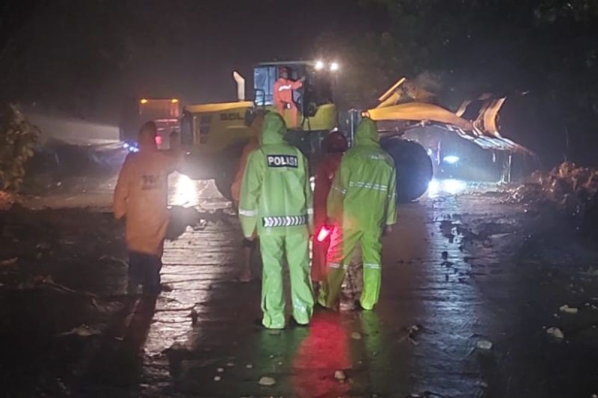 Arus lalu lintas di jalan Provinsi Kota Padang-Solok telah dibuka kembali pascalongsor