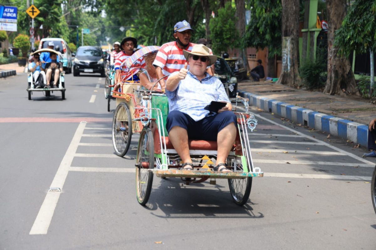 Ratusan turis naik becak keliling bangunan bersejarah di Kota Probolinggo